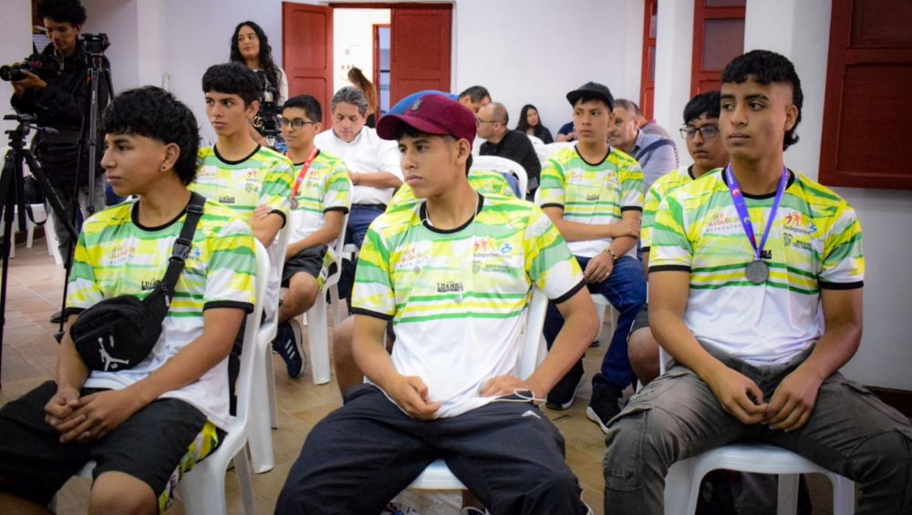 La Gobernación del Cauca a través de Indeportes, se enorgullece en celebrar el éxito de los representantes del Departamento ante el Campeonato Nacional de Cadetes y Juveniles Cali 2023, quienes desde sus habilidades y esfuerzo lograron obtener medalla de plata con la representación de Miguel Ángel Cabezas y medalla de bronce con representación de Julián Camacho, Santiago Guerrero, Juan Pablo Ceballos y Cristofer Gómez.