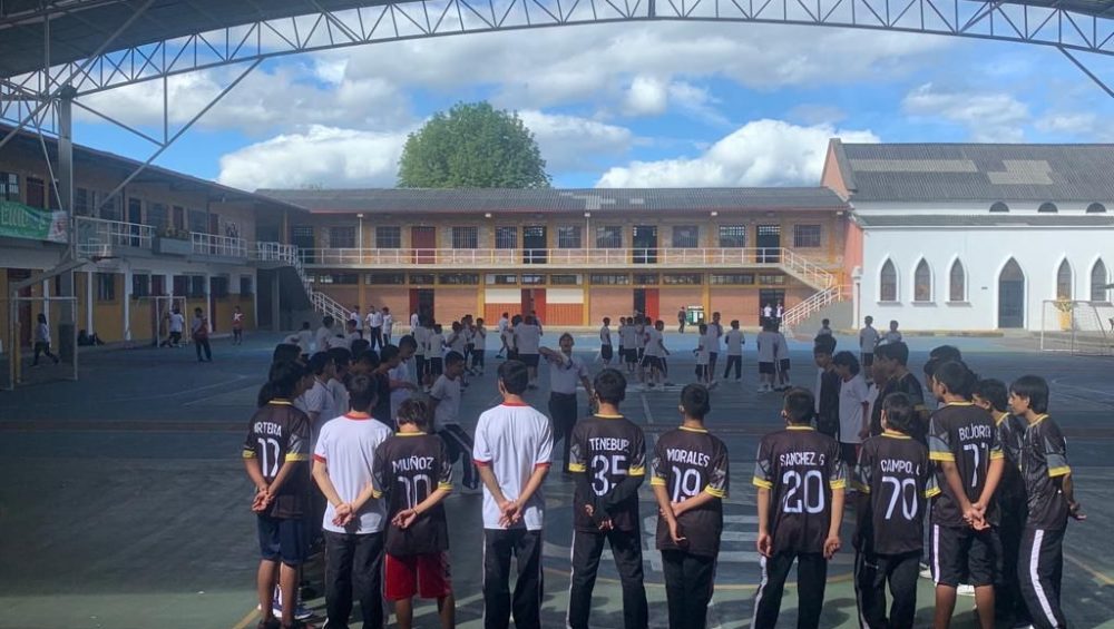 A través de nuestra iniciativa 'Campamentos Juveniles' más de 140 jóvenes de las Instituciones Educativas Antonio García Paredes y Don Bosco en Popayán, aprendieron sobre el armado y tipos de carpa, varillaje, estacas, nudos, anclajes, fogatas y formas de supervivencia. Así reafirmamos que juntos avanzamos disfrutando de espacios de sano esparcimiento que le permite a los jóvenes construir un mejor futuro para el Cauca.